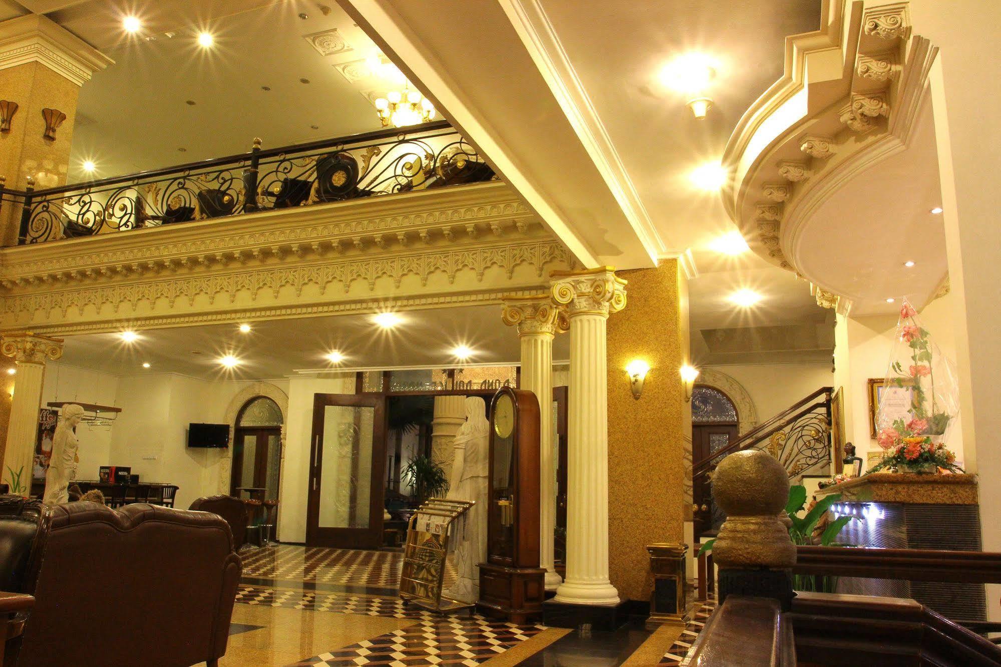 The Grand Palace Hotel Malang Exterior foto