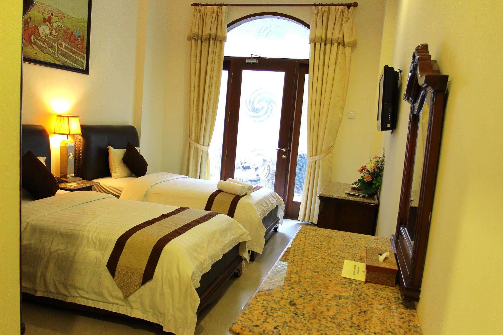 The Grand Palace Hotel Malang Exterior foto