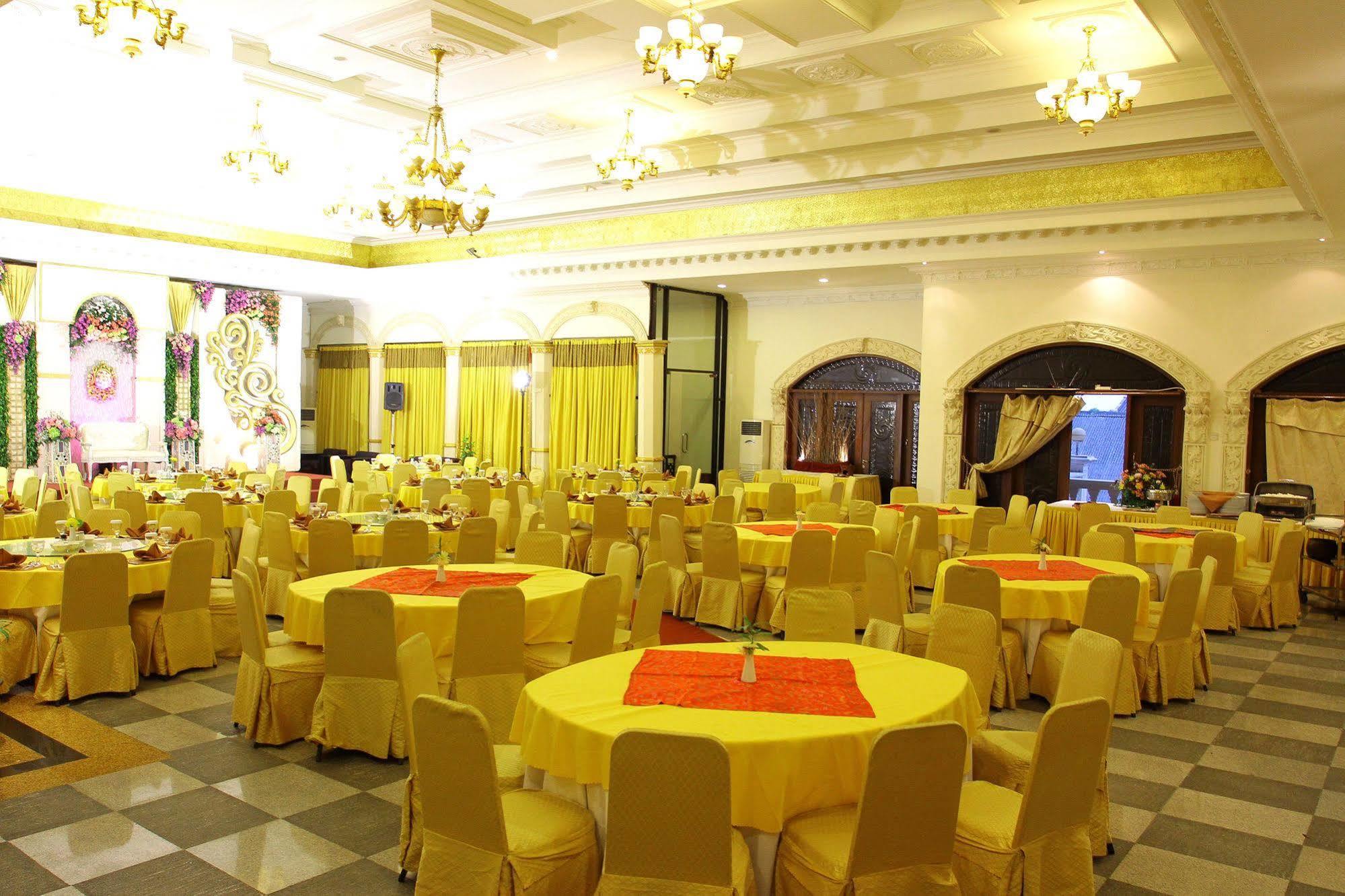 The Grand Palace Hotel Malang Exterior foto