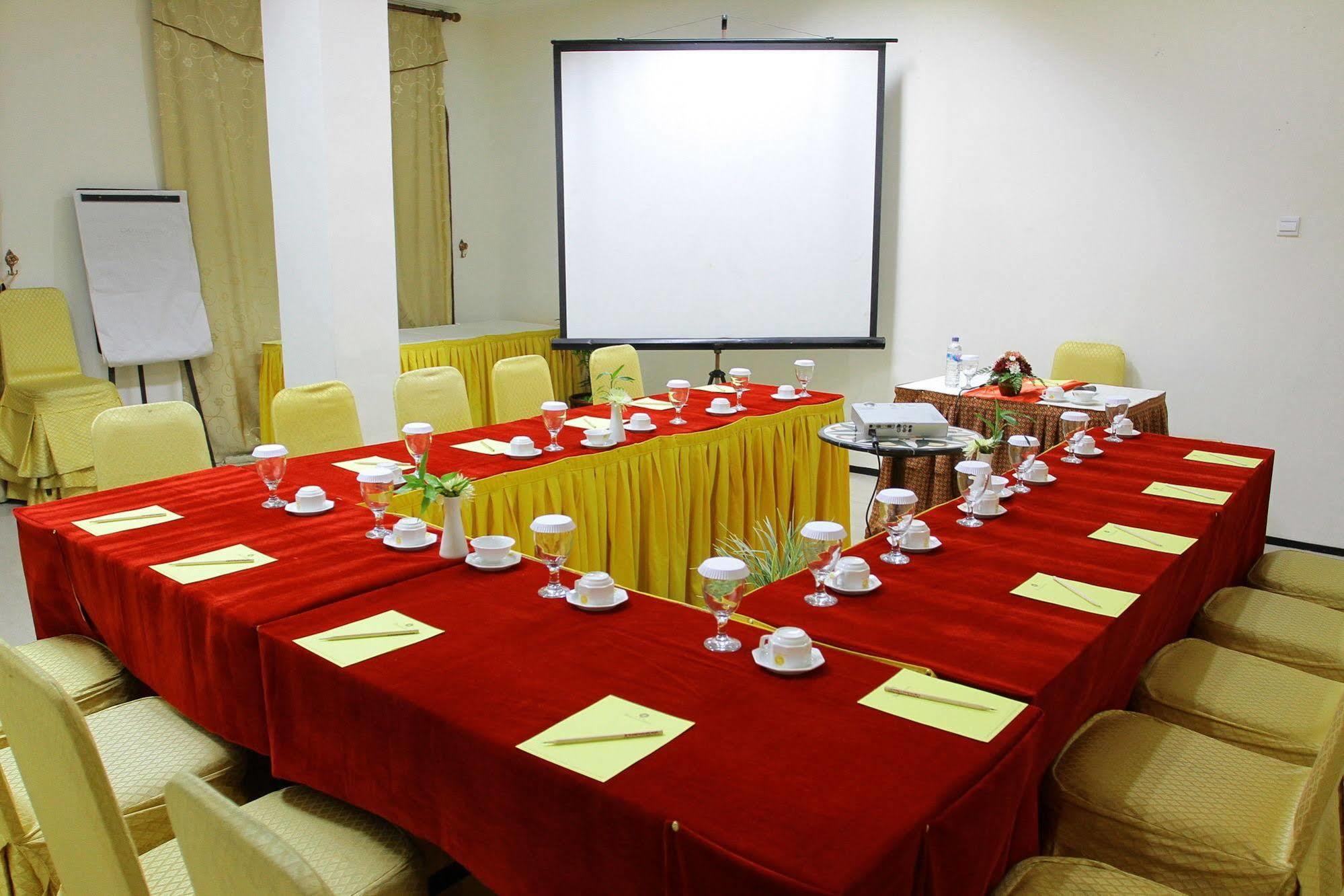 The Grand Palace Hotel Malang Exterior foto
